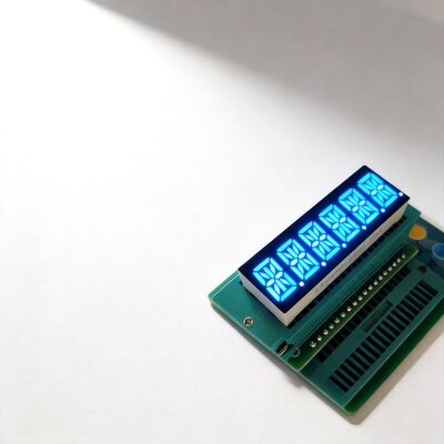 Un buon prezzo. Display a LED a 14 segmenti ultra luminoso con lunga durata di funzionamento e conformità RoHS/REACH per applicazioni industriali in linea